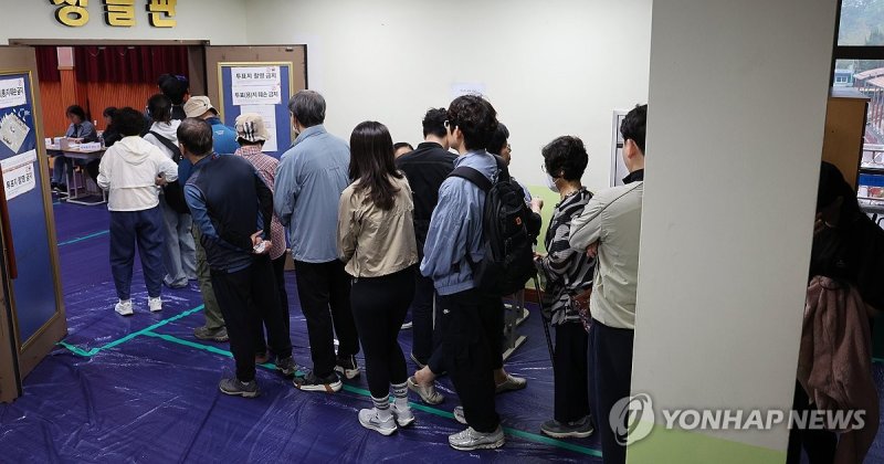 투표 기다리는 유권자들 (출처=연합뉴스)