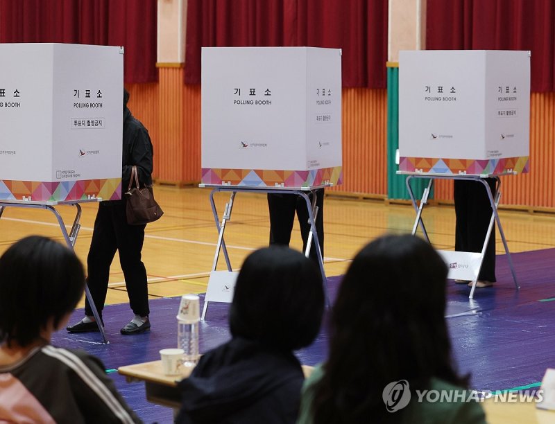 '투표 중' (출처=연합뉴스)