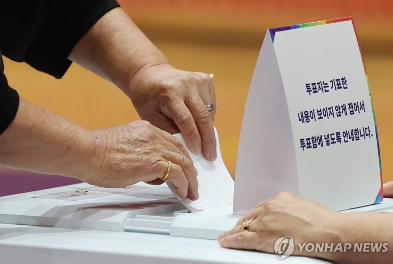 한 표 행사하는 유권자 (출처=연합뉴스)