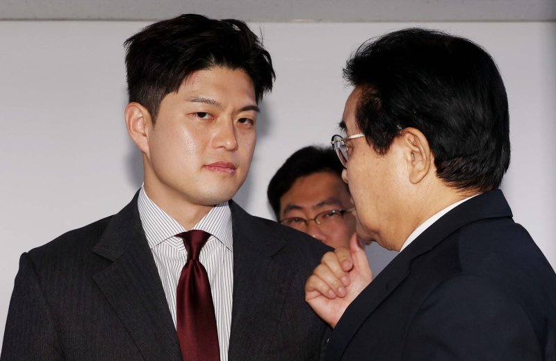 [서울=뉴시스] 조성봉 기자 = 토토 바카라 국민의힘 비상대책위원장과 전병헌(오른쪽) 새미래민주당 상임선대위원장이 지난달 28일 오전 서울 여의도 새미래민주당 중앙당 대회의실에서 열린 국민통합 공동정부 운영과 제7공화국 개헌추진 협약식에서 대화를 하고 있다. 2025.05.28. suncho21@newsis.com