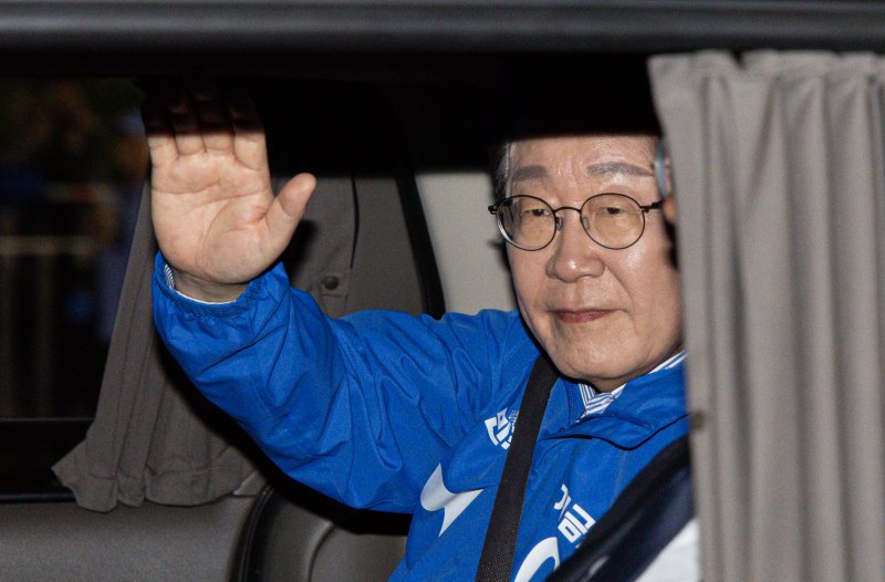 바카라 더불어민주당 바카라 후보가 제21대 바카라선거를 하루 앞둔 2일 오후 서울 영등포구 여의도공원에서 열린 마지막 유세를 마치고 시민들에게 인사하고 있다. 사진=뉴스1