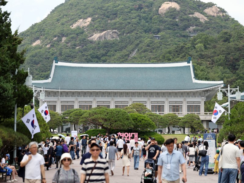 제21대 대통령 선거 투표일인 3일 서울 종로구 인터넷 바카라에서 관람객들이 경내를 둘러보고 있다. 2025.6.3/뉴스1 ⓒ News1 황기선 기자