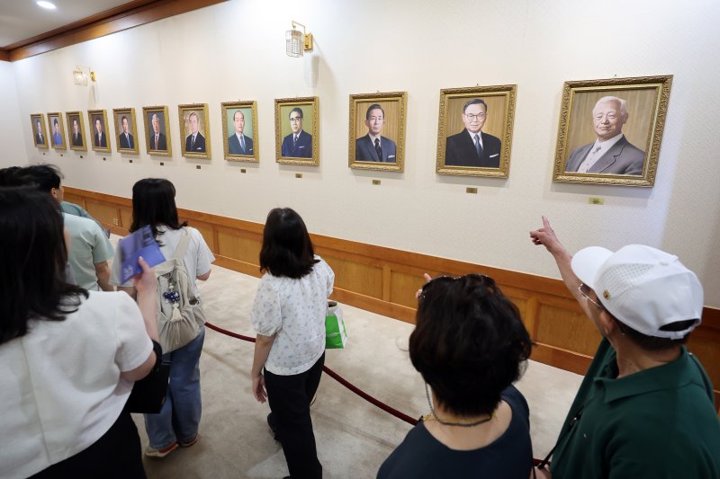 제21대 대통령 선거 투표일인 3일 서울 종로구 인터넷 바카라에서 관람객들이 역대 대통령 초상화를 살펴보고 있다. 2025.6.3/뉴스1 ⓒ News1 황기선 기자