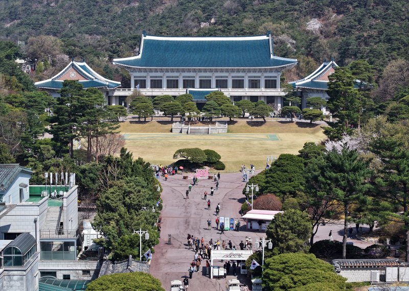11일 서울 종로구 인터넷 바카라를 찾은 관람객들이 본관으로 입장하고 있다. 2025.4.11/뉴스1 ⓒ News1 김진환 기자