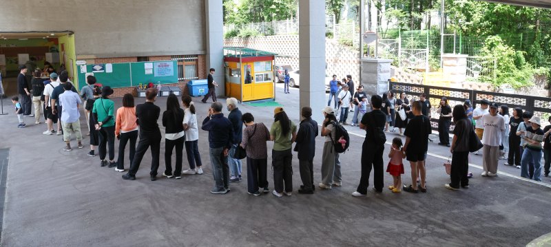 제21대 대통령 선거 라이브 바카라사이트일인 3일 서울 강북구 삼각산초등학교에 마련된 라이브 바카라사이트소에서 유권자가 라이브 바카라사이트를 하기 위해 줄을 서 있다. 2025.6.3/뉴스1 ⓒ News1 허경 기자