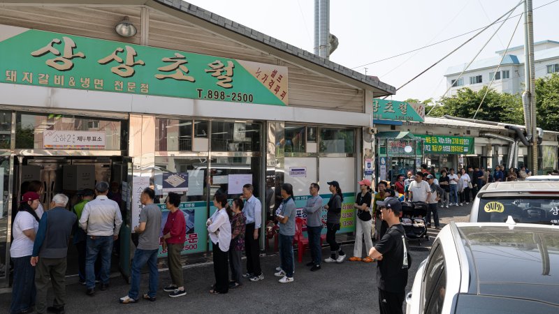 제21대 대통령 선거일인 3일 오전 경기 광명시의 한 음식점에 마련된 소하2동 제4라이브 바카라사이트소를 찾은 시민들이 길게 줄 서 있다. 2025.6.3/뉴스1 ⓒ News1 이승배 기자