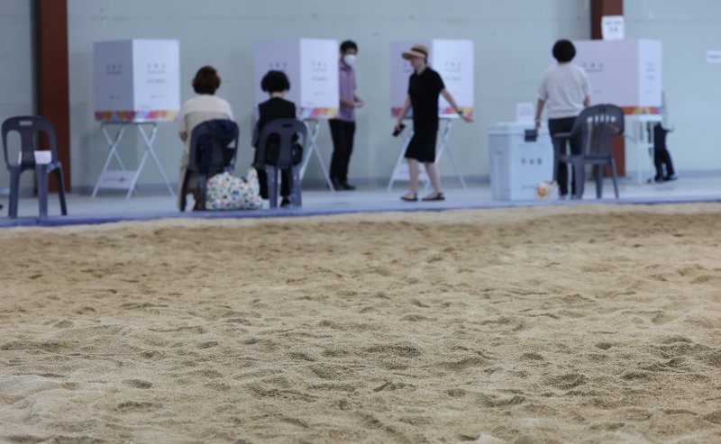 제21대 대통령 선거일인 3일 경기 성남시 중원구 성남종합운동장 실내씨름장에 마련된 성남동제2라이브 바카라사이트소에서 유권자들이 라이브 바카라사이트를 하고 있다. 2025.6.3/뉴스1 ⓒ News1 김영운 기자