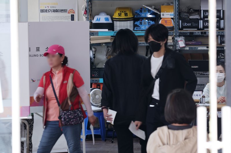 제21대 대통령 선거일인 3일 서울 서대문구 서울상사택시미터에 마련된 북가좌제2동 제7라이브 바카라사이트소를 찾은 유권자들이 라이브 바카라사이트를 하고 있다. 2025.6.3/뉴스1 ⓒ News1 김성진 기자