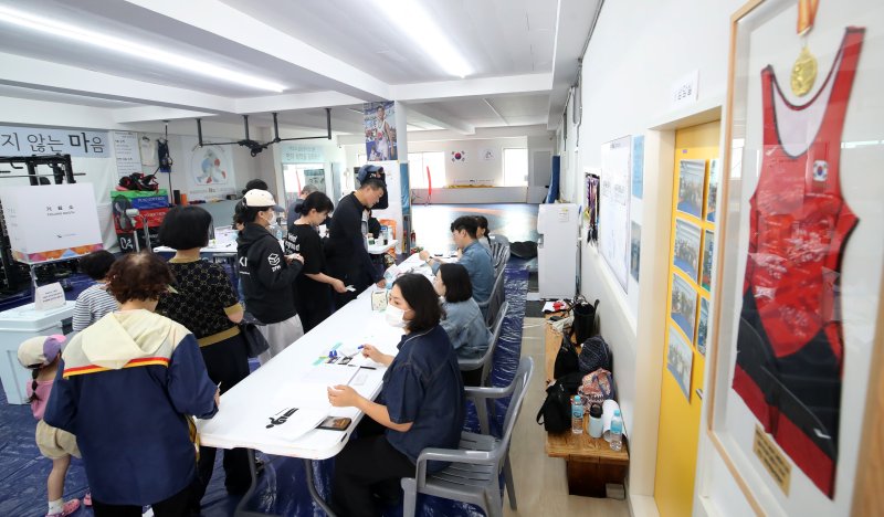 제21대 대통령 선거일인 3일 부산 수영구 레슬링넘버원 멀티짐에 마련된 남천제2동 제3라이브 바카라사이트소에서 유권자들이 라이브 바카라사이트를 하고 있다. 2025.6.3/뉴스1 ⓒ News1 윤일지 기자
