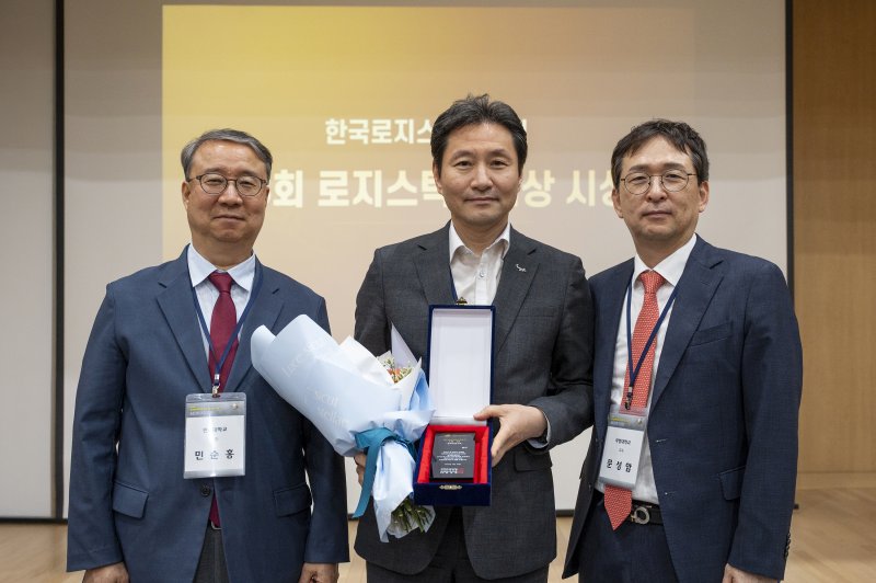 [서울=뉴시스] 지난 5월 30일 제주시 제주대학교에서 열린 '2025 한국로지스틱스대상'에서 이상용 웅진 ERP1사업본부장(가운데)이 기념 촬영을 하고 있다. (사진 = 웅진 제공)