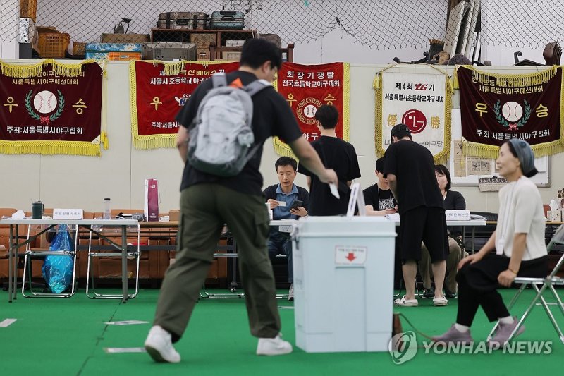 야구장이 투표소로 (출처=연합뉴스)
