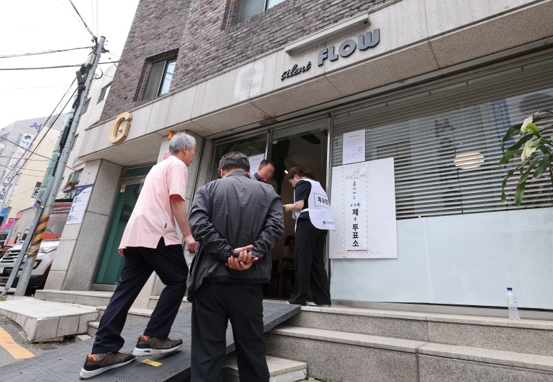 제21대 대통령 선거일인 3일 서울 서대문구에 위치한 한 카페에 마련된 홍제제1동 제4바카라 전략소를 찾은 유권자들이 바카라 전략를 하기 위해 입장하고 있다. 2025.6.3/뉴스1 ⓒ News1 김성진 기자