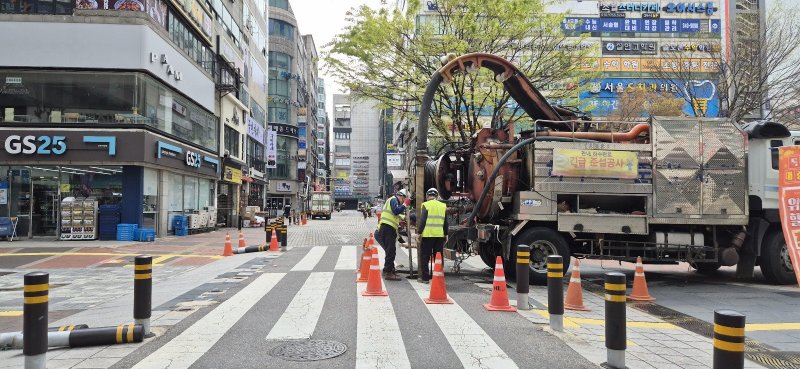 [군포=뉴시스] 메이저 바카라사이트 유니88벳가 여름철 집중호우로 인한 침수 피해를 예방하기 위해 배수 환경 개선에 나서는 등 선제 대응에 나섰다. (사진=메이저 바카라사이트 유니88벳 제공). 2025.06.03. photo@newsis.com