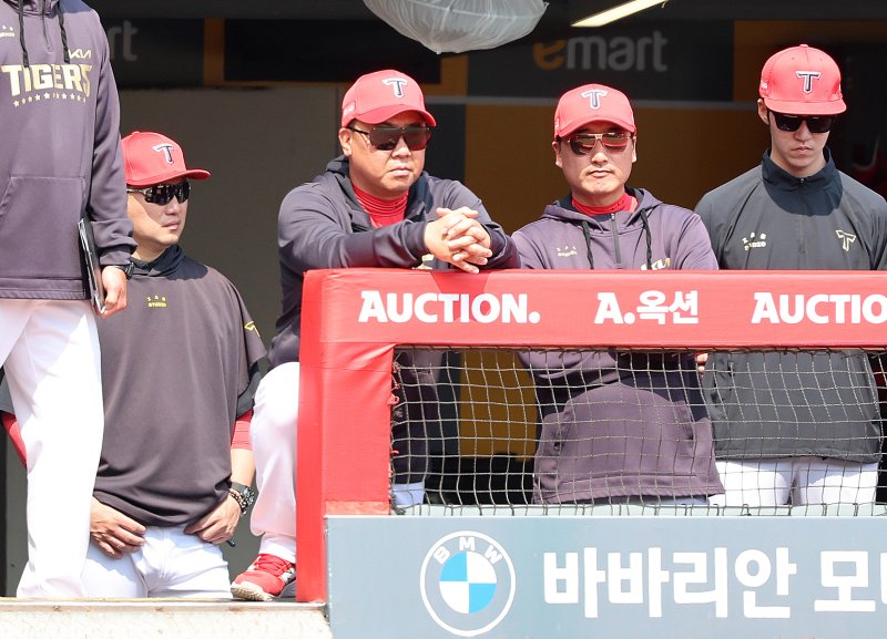 [인천=뉴시스] 이영환 기자 = 지난달 11일 오후 인천 미추홀구 SSG랜더스필드에서 열린 2025 프로야구 KIA 타이거즈와 SSG 랜더스의 더블헤더 1차전 경기, 3회말 KIA 이범호 바카라 꽁 머니이 경기를 지켜보고 있다. 2025.05.11. 20hwan@newsis.com