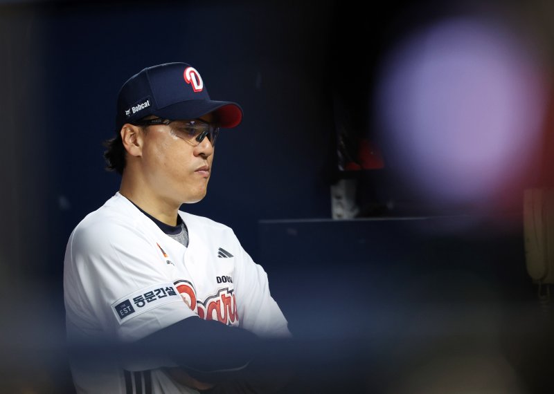 [서울=뉴시스] 김명년 기자 = 지난달 21일 서울 송파구 잠실야구장에서 열린 2025 KBO리그 SSG 랜더스와 두산 베어스의 경기, 6회초 두산 이승엽 바카라 꽁 머니이 경기를 지켜보고 있다. 2025.05.21. kmn@newsis.com