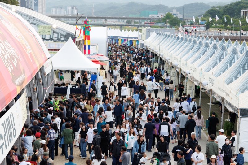 [강릉=뉴시스] 메이저 바카라사이트 굿모닝가 열린 강릉남대천 해사장에 인파로 북적이고 있다.(사진=메이저 바카라사이트 굿모닝위원회 제공)photo@newsis.com *재판매 및 DB 금지