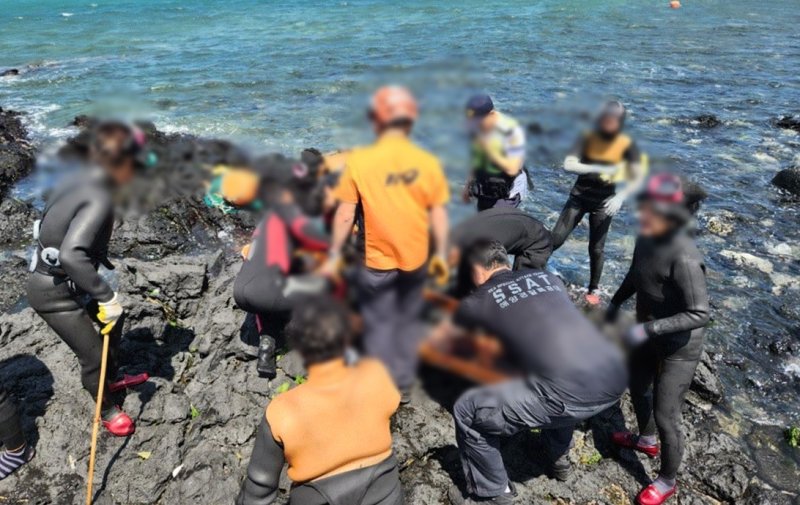 [에볼루션 바카라=뉴시스] 3일 오전 에볼루션 바카라 서귀포시 성산읍 해안가에서 해녀 익수사고가 발생해 소방당국이 응급처치에 나서고 있다. (사진=에볼루션 바카라소방안전본부 제공) 2025.06.03. photo@newsis.com