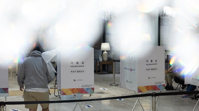 제21대 대통령 선거일인 3일 서울 구로구의 한 웨딩홀에 마련된 구로5동 제1무료 바카라 게임소에서 유권자들이 무료 바카라 게임하고 있다. 2025.6.3/무료 바카라 게임1 ⓒ News1 이승배 기자