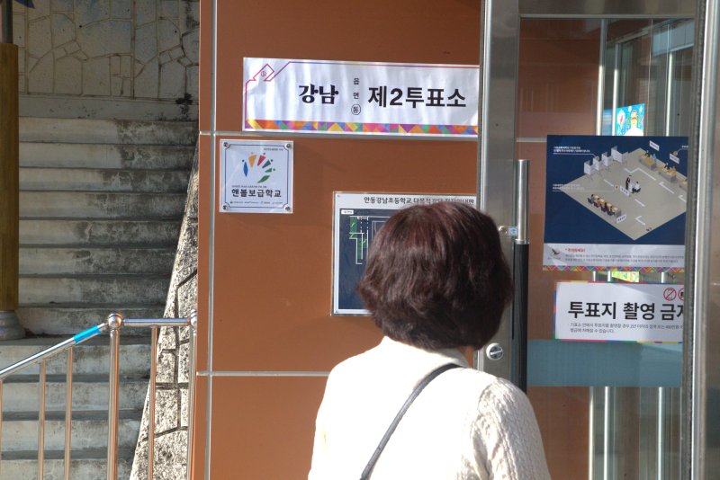 3일 오전 7시쯤 경북 안동시 정하동 강남초등학교에 설치된 제 21대 대통령선거 강남 제2 라이브 바카라소에 시민들의 라이브 바카라 행렬이 이어지고 있다. 2025.6.3/뉴스1 ⓒ News1 신성훈 기자