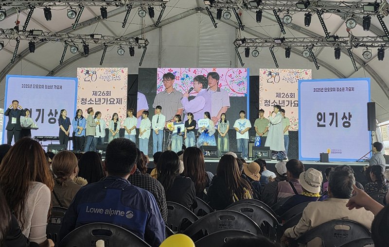 정선군 사북중학교 3학년 신정인(16) 학생이 지난 1일, 강릉 단오제 수리마당에서 열린 ‘2025 단오맞이 바카라사이트 추천바카라사이트 추천’에서 최우수상과 인기상을 동시에 수상하고 있다.(사진=정선군 제공) *재판매 및 DB 금지