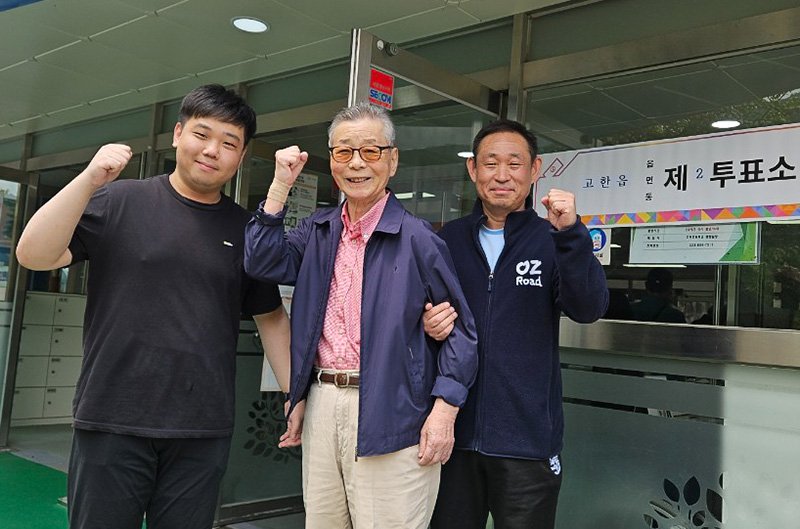 3일 에볼루션 바카라 사이트군 고한읍 제2투표소에 김길수(86) 전 고한사북지역살리기공동추진위원장의 아들 김재곤(56) 에볼루션 바카라 사이트군 도시재생지원센터 팀장, 손자 김진명(24) 고한읍행정복지센터 사회복무요원이 함께 투표를 마친 뒤 기념촬영하고 있다.(사진=에볼루션 바카라 사이트군 제공) *재판매 및 DB 금지
