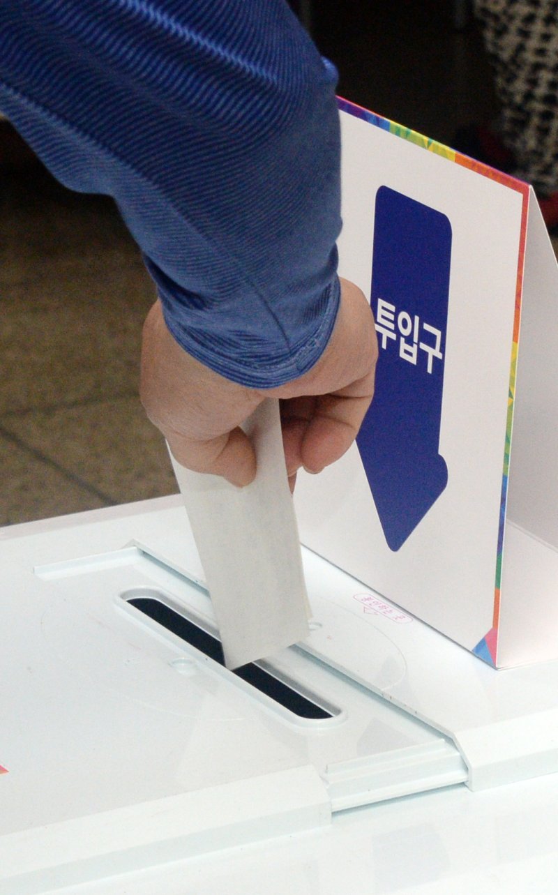 [전주=뉴시스] 김얼 기자 = 제21대 대통령선거일인 3일 전북 전주시 완산구 평화1동 제2바카라사이트 쇼미더벳(전주남중학교)를 찾은 시민들이 투표를 하고 있다. 2025.06.03. pmkeul@newsis.com