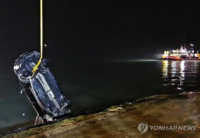 일가족 탑승 차량 인양하는 해경 (출처=연합뉴스)