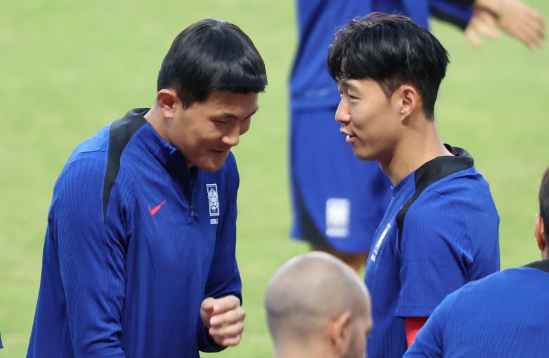 대한민국 축구 국가대표팀 손흥민과 김민재가 3일 오후 사설 바카라 고양시 고양종합운동장에서 가진 소집훈련을 참석하며 인사를 나누고 있다. 대표팀은 오는 5일 서울 상암월드컵사설 바카라장에서 팔레스타인과 2026 국제축구연맹(FIFA) 북중미 월드컵 3차 예선 1차전을 치른다. 2024.9.3/뉴스1 ⓒ News1 김도우 기자