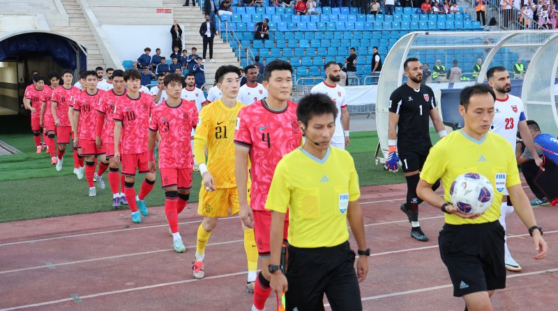 10일(현지시간) 요르단 암만 국제사설 바카라장에서 열린 2026 국제축구연맹(FIFA) 북중미 월드컵 아시아 3차 예선 B조 3차전 대한민국과 요르단의 사설 바카라, 대한민국 선수단이 그라운드에 입장하고 있다. 2024.10.11/뉴스1 ⓒ News1 김도우 기자