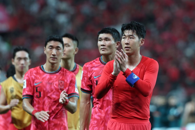 5일 오후 서울 마포구 서울월드컵사설 바카라장에서 열린 2026 국제축구연맹(FIFA) 북중미 월드컵 아시아 3차 예선 B조 1차전 대한민국과 팔레스타인의 사설 바카라를 0대0 무승부로 마친 대한민국 손흥민이 팬들을 향해 인사하고 있다. 2024.9.5/뉴스1 ⓒ News1 박지혜 기자