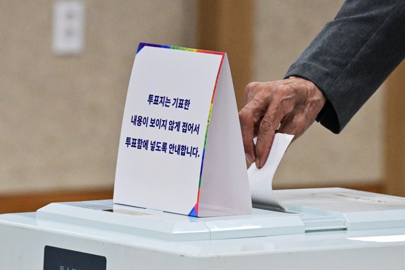 [하동=안전한 바카라 사이트] 차용현 기자 = 제21대 대통령 선거일인 3일 오전 경남 하동군 진교면 제1 안전한 바카라 사이트에서 한 유권자가 소중한 한표를 행사하고 있다. 2025.06.03.con@newsis.com