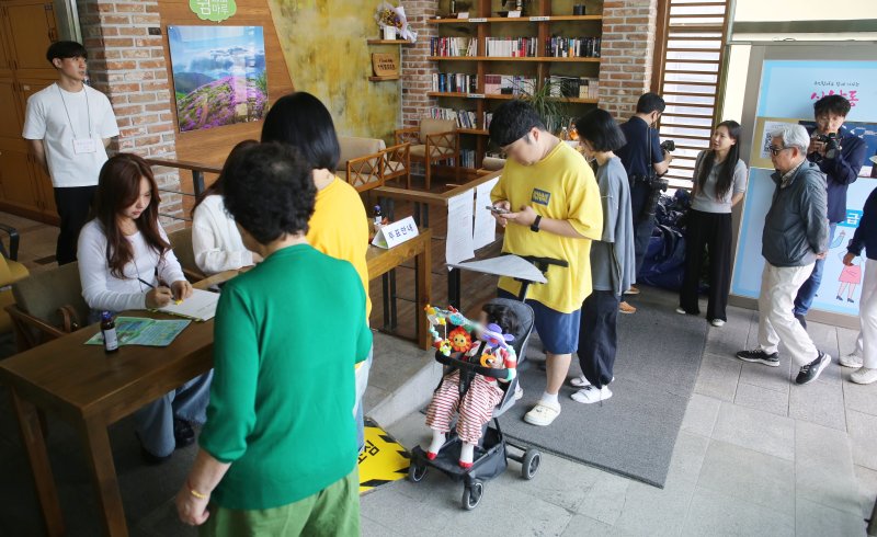 [청주=뉴시스] 서주영 기자 = 21대 대통령 선거일인 3일 충북 청주시 서원구 산남동행정복지센터에 마련된 바카라 토토소에서 시민들이 줄지어 바카라 토토순서를 기다리고 있다. 2025.06.03. juyeong@newsis.com