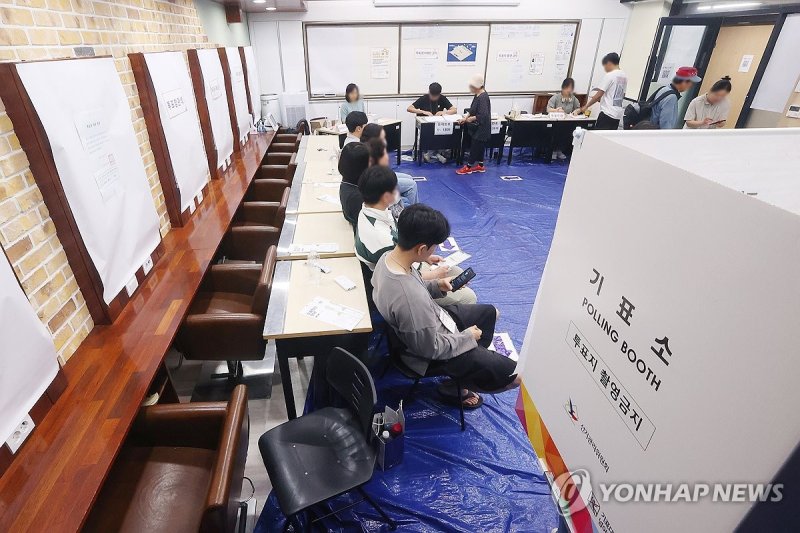 헤어미용실습실에 마련된 투표소 (출처=연합뉴스)