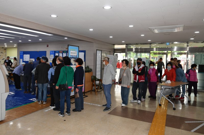 제21대 대통령 선거일인 3일 유권자들이 경북 포항시 죽도동 포항고용복지센터에 마련된 해외 바카라 사이트소에서 줄을 서서 기다리고 있다. 2025.6.3/해외 바카라 사이트1 ⓒ News1 최창호 기자