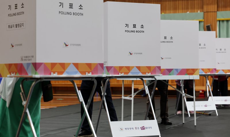 [부산=뉴시스] 하경민 기자 = 제21대 대통령 선거일인 3일 부산 동래구 내성초등학교 체육관에 마련된 복산동 제22025 바카라사이트소에서 유권자들이 소중한 한 표를 행사하고 있다. 2025.06.03. yulnetphoto@newsis.com