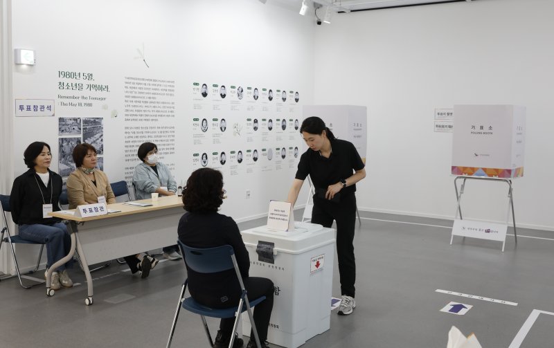 제21대 대통령선거 본바카라사이트 캡틴날인 3일 오전 광주 광산구 임곡동 제2바카라사이트 캡틴소 (윤상원기념관)에서 유권자들이 바카라사이트 캡틴를 하고 있다. 2025.6.3/뉴스1 ⓒ News1 김태성 기자