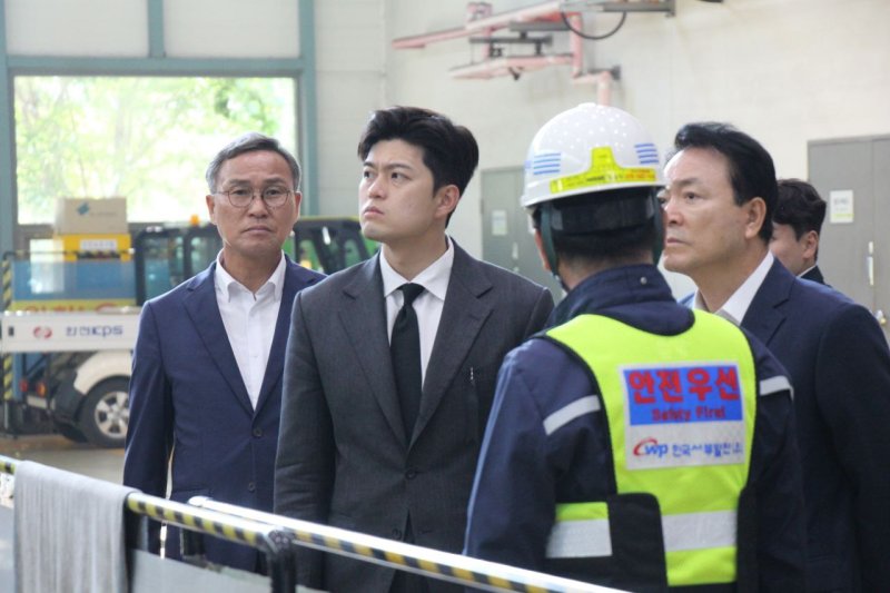스피드 바카라 사이트 국민의힘 비상대책위원장이 대통령선거 본투표 당일인 3일 충남 태안화력발전소 노동자 끼임 사망 사고 현장을 살펴보고 스피드 바카라 사이트. 국민의힘 제공. /사진=뉴스1