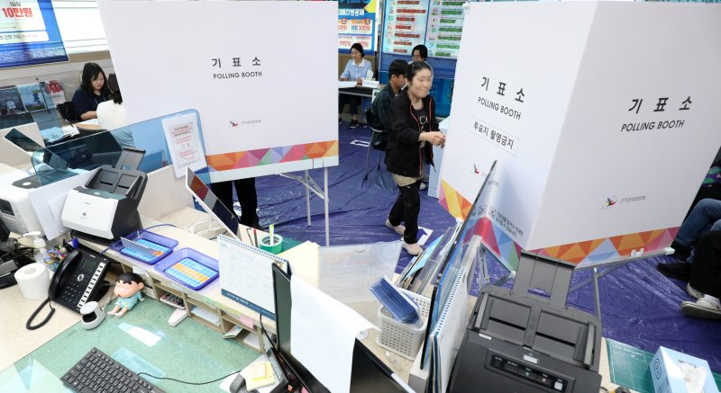 제21대 대통령 선거일인 3일 전북 전주시 성가신협 서학지점에 마련된 서서학동 제3온라인 바카라사이트 추천를 찾은 한 유권자가 기표소로 향하고 있다. 2025.6.3/뉴스1 ⓒ News1 유경석 기자