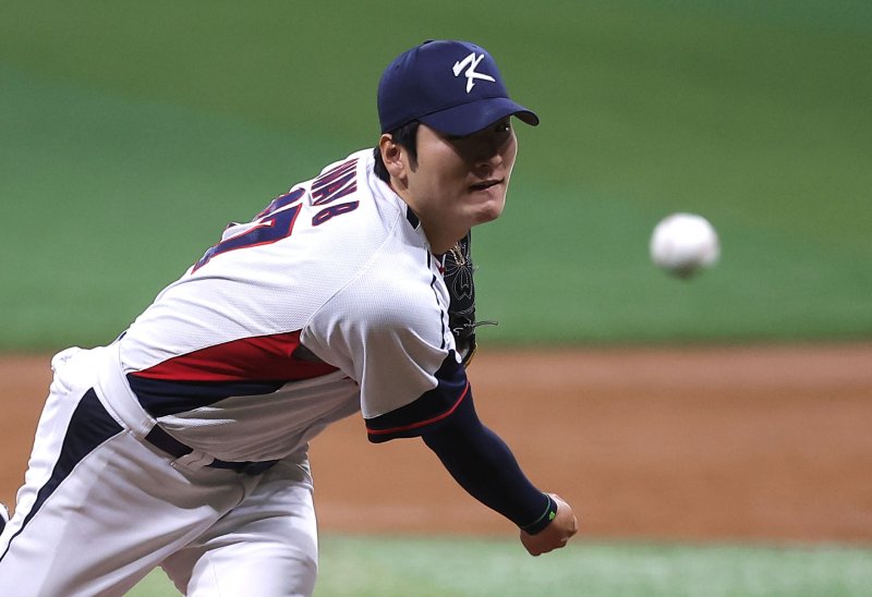 [서울=뉴시스] 정병혁 기자 = 지난해 11월6일 서울 구로구 고척스카이돔에서 2024 WBSC 프리미어12를 앞두고 열린 한국 야구대표팀과 상무의 연습경기, 1회말 무사 주자없는 상황 상무 선발로 출전한 대표팀 투수 곽빈이 역투하고 있다. 2024.11.06. jhope@newsis.com