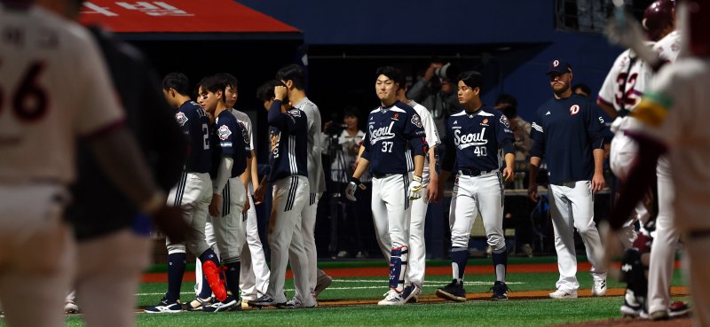 [서울=뉴시스] 박주성 기자 = 지난달 22일 오후 서울 구로구 고척스카이돔에서 열린 프로야구 2025 KBO리그 두산 베어스 대 키움 히어로즈의 경기, 키움에게 5대4로 패한 두산 선수들이 팬들에게 인사를 준비하고 있다. 2025.04.22. park7691@newsis.com