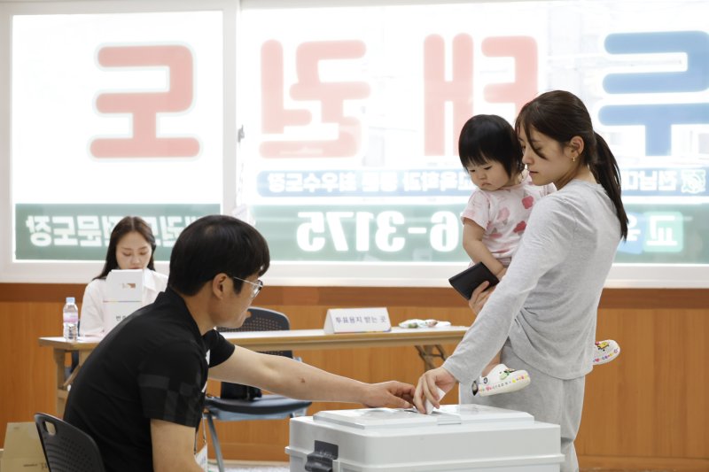 제21대 대통령선거 본바카라사이트 벳페어날인 3일 오전 광주 남구 진월동 제5바카라사이트 벳페어소인 백두태권도 체육관에서 유권자들이 바카라사이트 벳페어를 하고 있다. 2025.6.3/뉴스1 ⓒ News1 김태성 기자