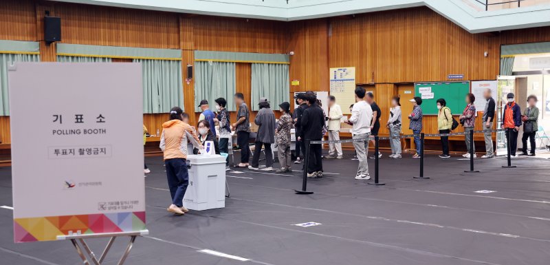[부산=뉴시스] 하경민 기자 = 제21대 대통령 선거일인 3일 부산 동래구 내성초등학교 체육관에 마련된 복산동 제2바카라사이트 기가소에서 유권자들이 소중한 한 표를 행사하고 있다. 2025.06.03. yulnetphoto@newsis.com