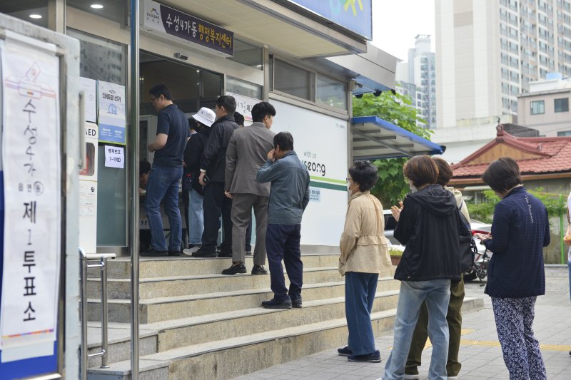 제21대 대통령 해시 게임 바카라일인 3일 대구 수성구 수성4가동행정복지센터에 마련된 투표소에 유권자들이 줄서서 투표 시작을 기다리고 있다. 2025.6.3/해시 게임 바카라1 ⓒ News1 이성덕 기자