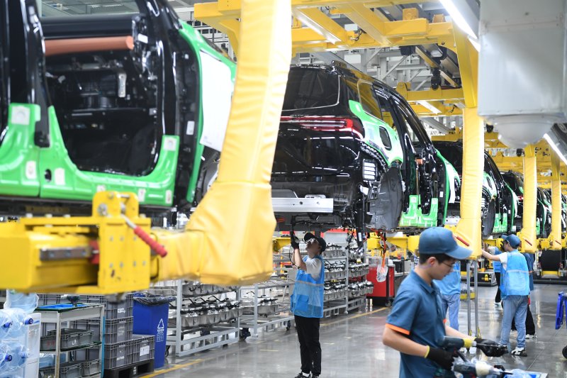 [충칭=신화/뉴시스] 5월 차이신 바카라사이트 안내 구매관리자 지수(PMI)가 48.3을 기록하면서 전월보다 2.1포인트 하락해 8개월 만에 처음으로 기준점 아래로 떨어졌다. 사진은 지난해 8월 14일 중국 충칭에 있는 세레스그룹 스마트공장의 신에너지차(NEV·친환경에너지차) 조립라인. 2025.06.03