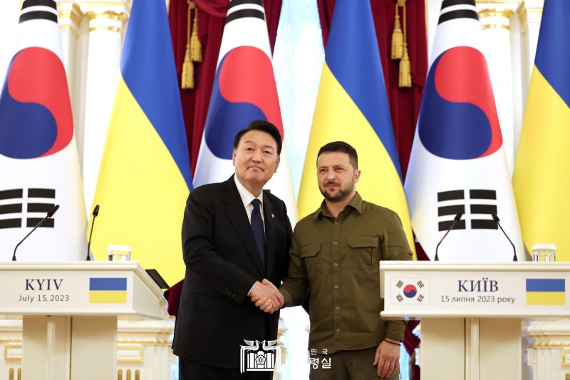 탄핵된 윤석열 전 대통령이 재임 시절인 2023년 7월 15일(현지시간) 키이우 마린스키궁에서 열린 한·바카라 온라인 정상 공동언론발표에서 볼로디미르 젤렌스키 바카라 온라인 대통령과 악수하고 있다. (대통령실 홈페이지) 2023.7.16/뉴스1 ⓒ News1 오대일 기자