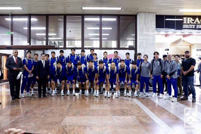 2026 FIFA 북중미 월드컵 3차 예선을 위해 출국한 대한민국 축구대표팀이 지난 2일(현지시간) 바카라 베팅 바스라 국제공항에 도착해 단체 사진을 촬영하고 있다. (대한축구협회 제공. 재판매 및 DB 금지) 2025.6.3/뉴스1