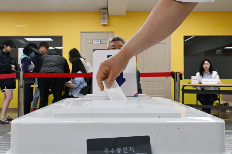 [우리카지노 바카라사이트=뉴시스] 이영주 기자 = 제21대 대통령 선거일인 3일 오전 우리카지노 바카라사이트 서구 금호중학교에 마련된 금호1동 제2투표소에서 한 유권자가 투표하고 있다. 2025.06.03. leeyj2578@newsis.com