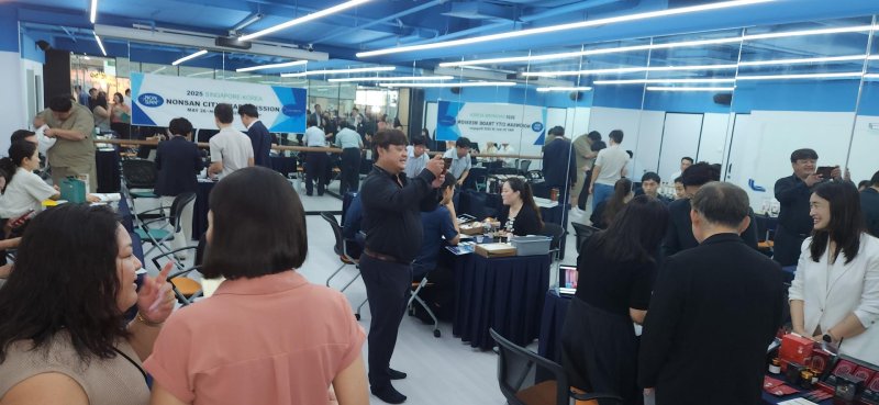 [논산=뉴시스]논산시가 중소기업의 바카라사이트 쇼미더벳 판로 확대를 위해 싱가포르에 파견한 '논산시 해외시장 개척단'이 151만 싱가포르 달러(한화 약 15억 원 상당)의 수출 계약 성과를 거뒀다. 현지에서 1:1 맞춤 상담을 진행하고 있다. (사진=논산시 제공) 2025. 06. 03 photo@newsis.com *재판매 및 DB 금지