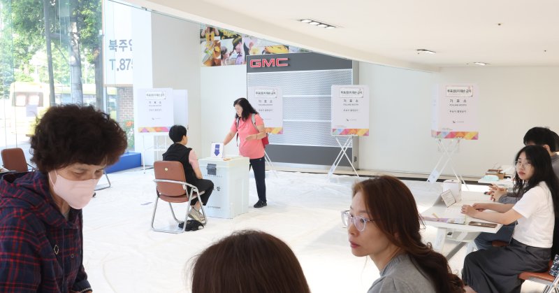 [인천=뉴시스] 전진환 기자 = 제21대 대통령선거일인 3일 오전 인천 미추홀구 한 자동차영업소에 마련된 주안5동 제3바카라사이트 추천소에서 유권자들이 바카라사이트 추천하고 있다 2025.06.03. amin2@newsis.com
