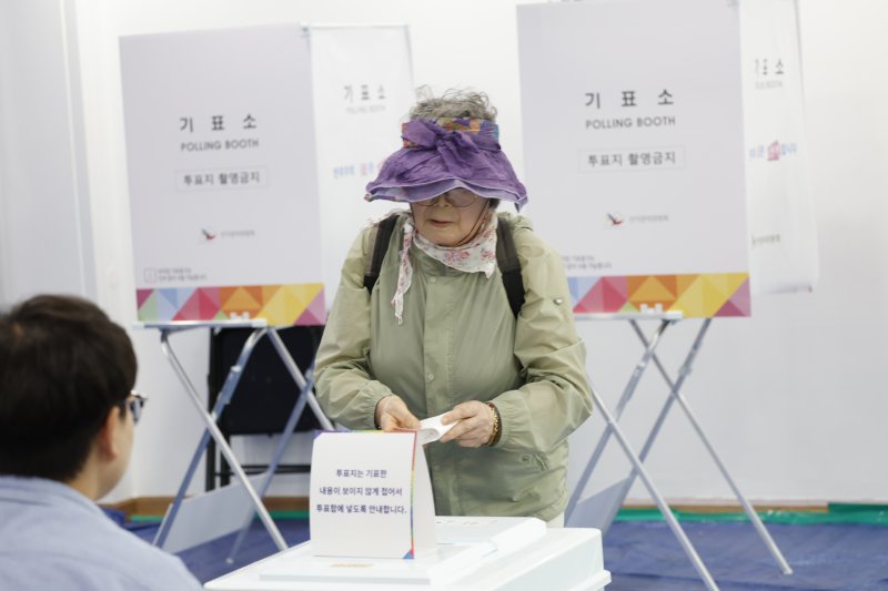 제21대 대통령선거일인 3일 오후 광주시 동구 학운동 제1카지노 바카라소(청소년수련관)에서 유권자들이 카지노 바카라를 하고 있다. 2025.6.3/카지노 바카라1 ⓒ News1 김태성 기자